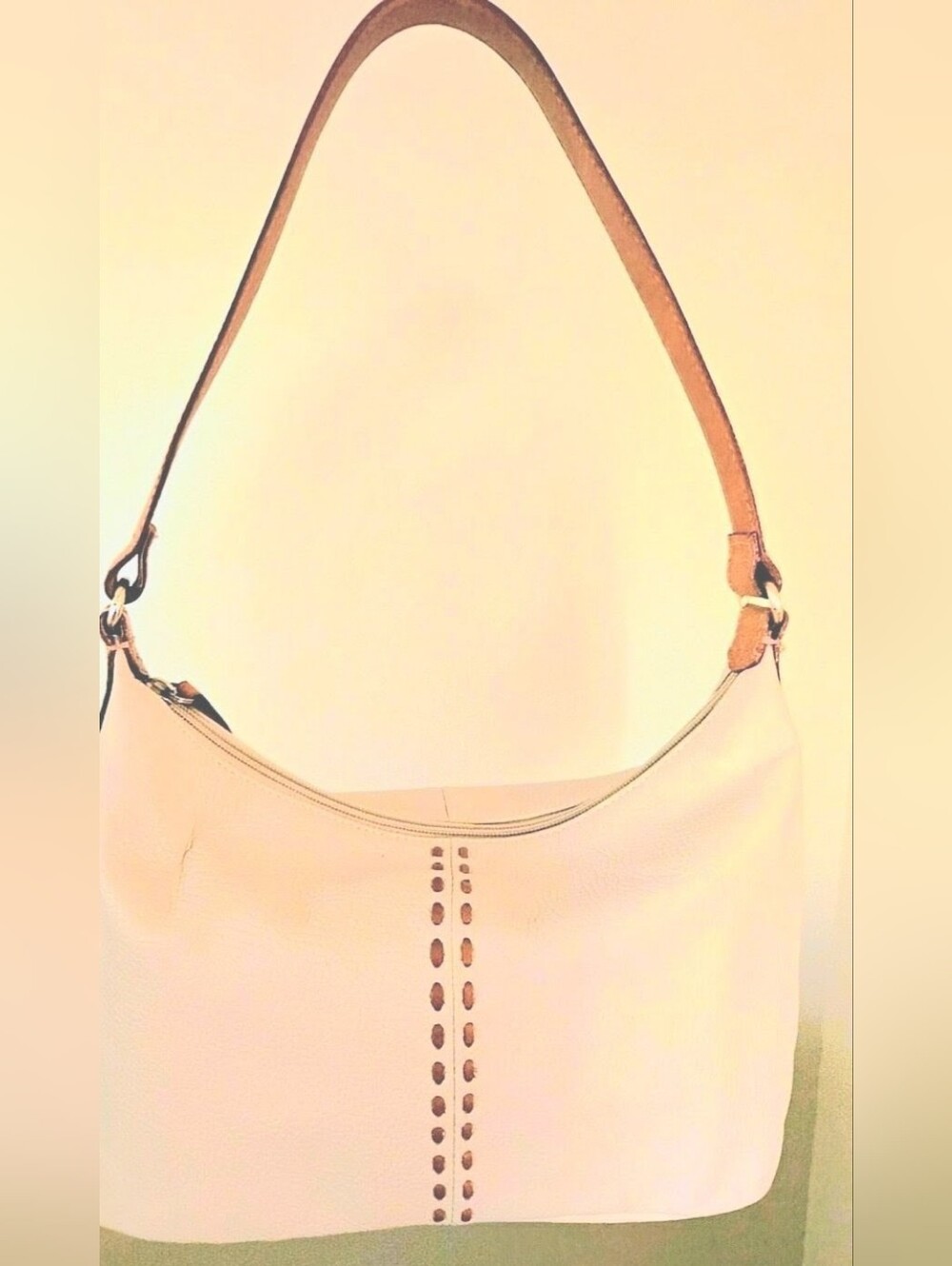 Beautiful Vintage FOSSIL Cream Leather Shoulder Bag with Tan Stitching And Strap